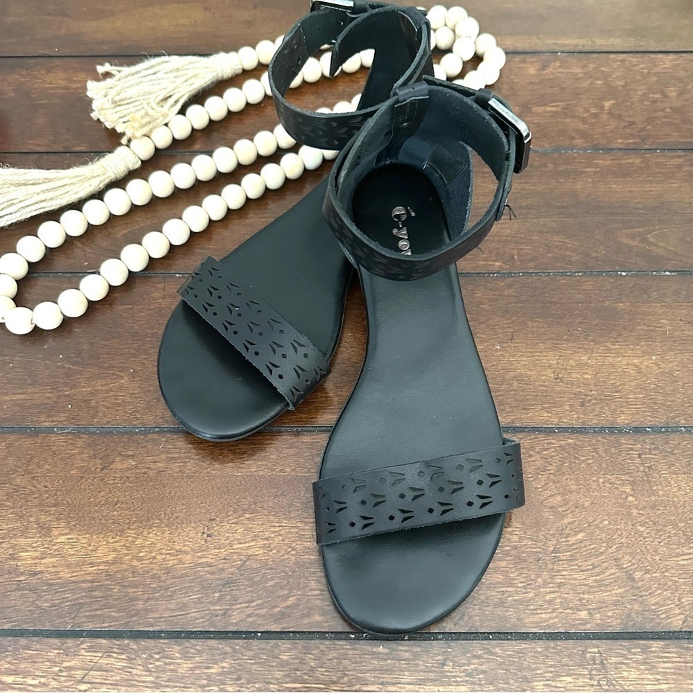 Black Leather Flat Strappy Gladiator Sandals - Sz 8